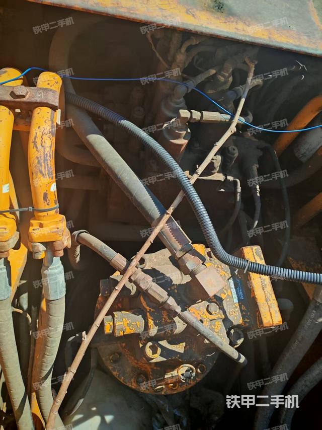 回轉(zhuǎn)馬達(dá)和主控閥(整機(jī)外觀) 回轉(zhuǎn)馬達(dá)和主控閥(整機(jī)外觀)