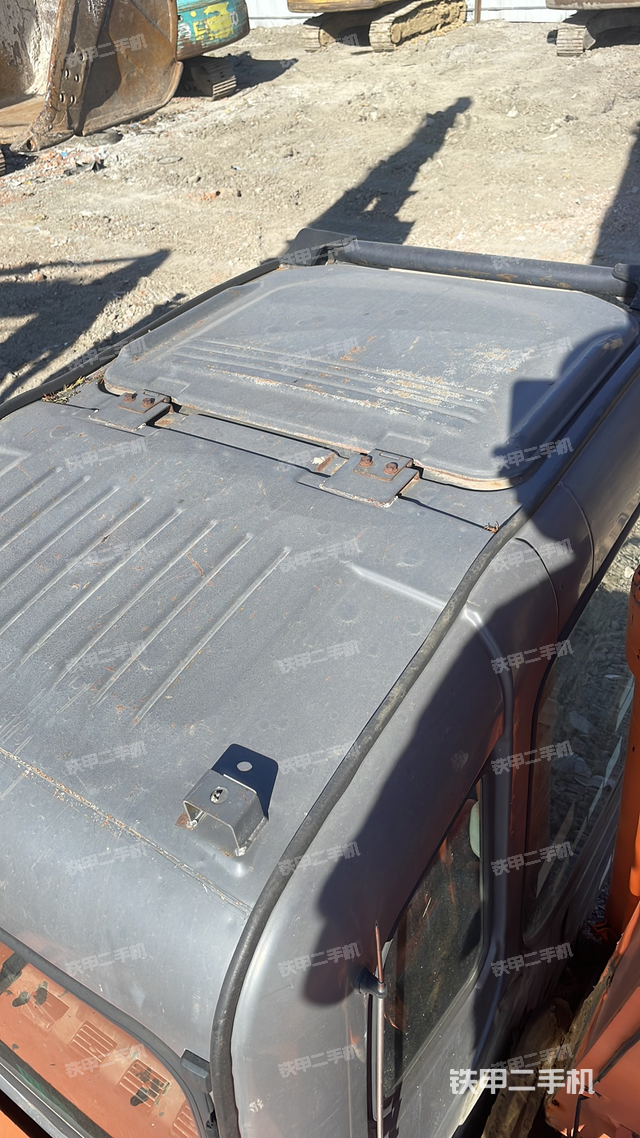 駕駛室頂部(整機(jī)外觀) 駕駛室頂部(整機(jī)外觀)