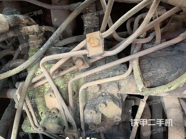 回转马达和主控阀(整机外观) 回转马达和主控阀(整机外观)