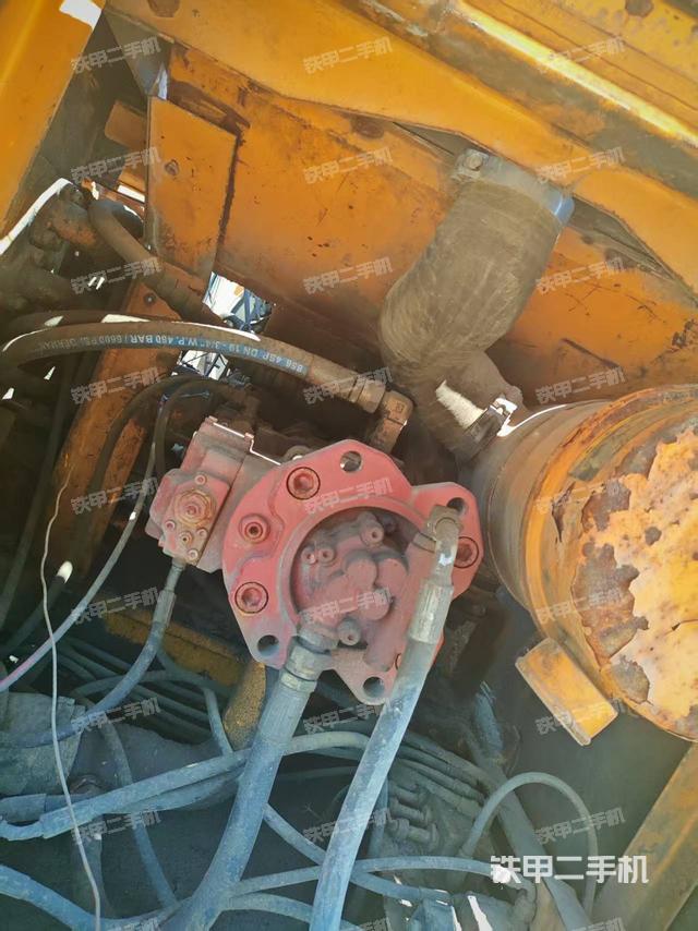 液壓泵艙室正面整體(整機(jī)外觀) 液壓泵艙室正面整體(整機(jī)外觀)