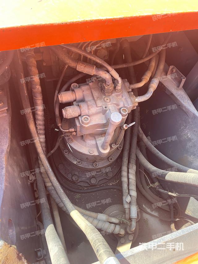 回轉(zhuǎn)馬達(dá)和主控閥(整機(jī)外觀) 回轉(zhuǎn)馬達(dá)和主控閥(整機(jī)外觀)