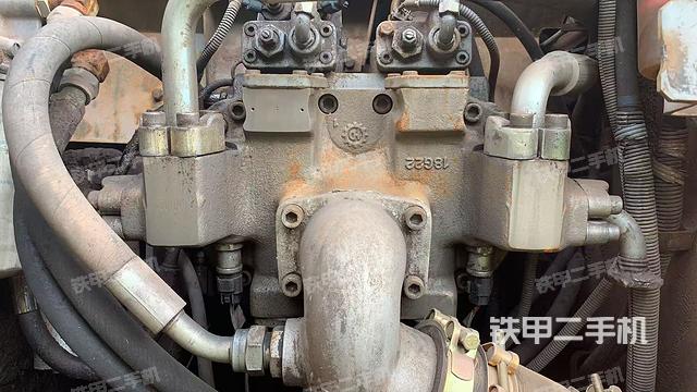 液压泵舱室正面整体(整机外观) 液压泵舱室正面整体(整机外观)