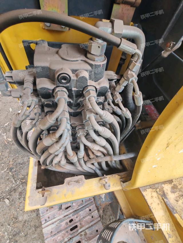 回转马达和主控阀（整机外观）