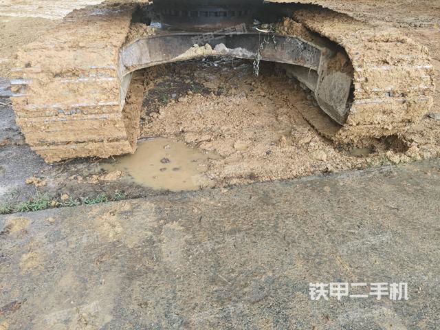 轉(zhuǎn)盤(pán)和下車架正前(工作和回轉(zhuǎn)裝置) 轉(zhuǎn)盤(pán)和下車架正前(工作和回轉(zhuǎn)裝置)
