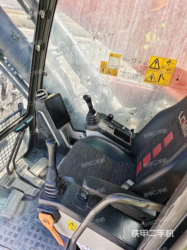 駕駛室整體(整機(jī)外觀) 駕駛室整體(整機(jī)外觀)