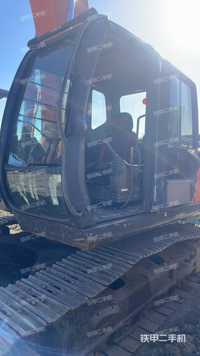 駕駛室整體(整機(jī)外觀) 駕駛室整體(整機(jī)外觀)