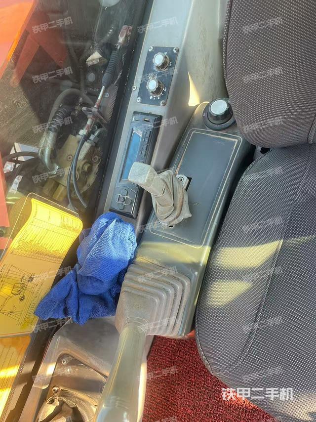 座椅右侧控制台/钥匙门/油门/含右手柄（驾驶室部分）