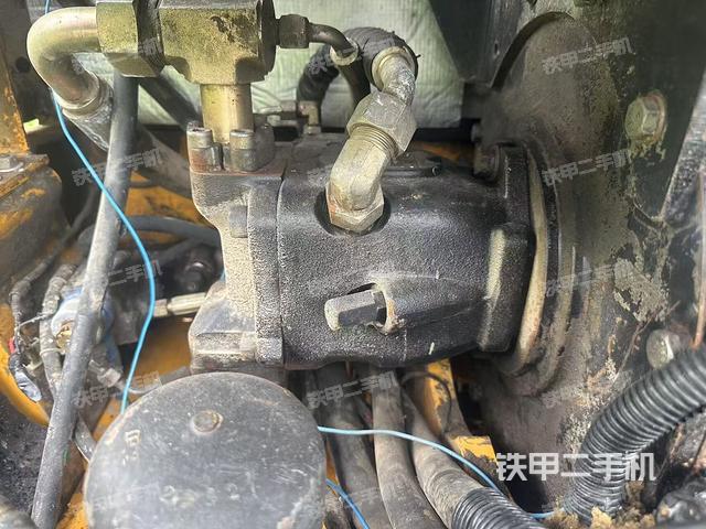 液压泵舱室正面整体（整机外观）