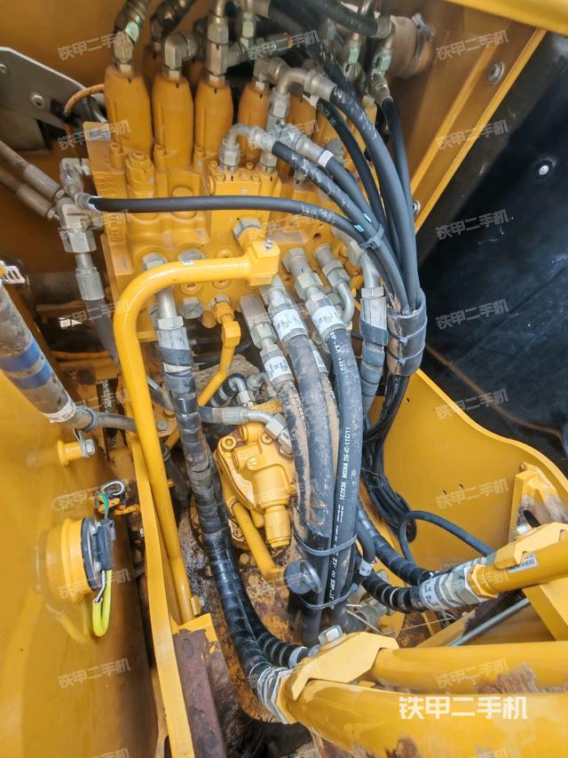 回转马达和主控阀（整机外观）