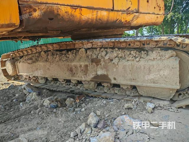 單側(cè)履帶整體(整機(jī)外觀) 單側(cè)履帶整體(整機(jī)外觀)