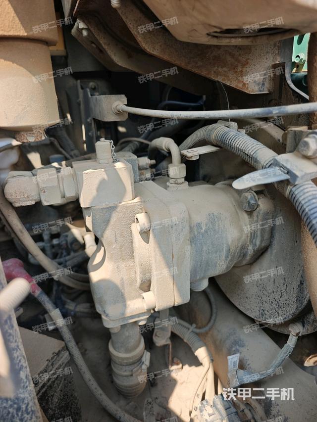 液压泵舱室正面整体（整机外观）