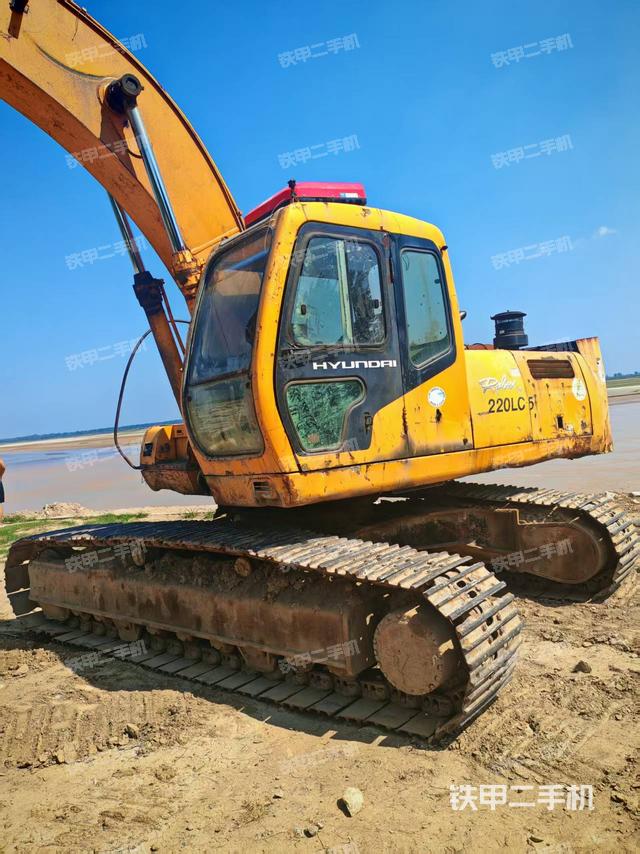 駕駛室整體(整機(jī)外觀) 駕駛室整體(整機(jī)外觀)