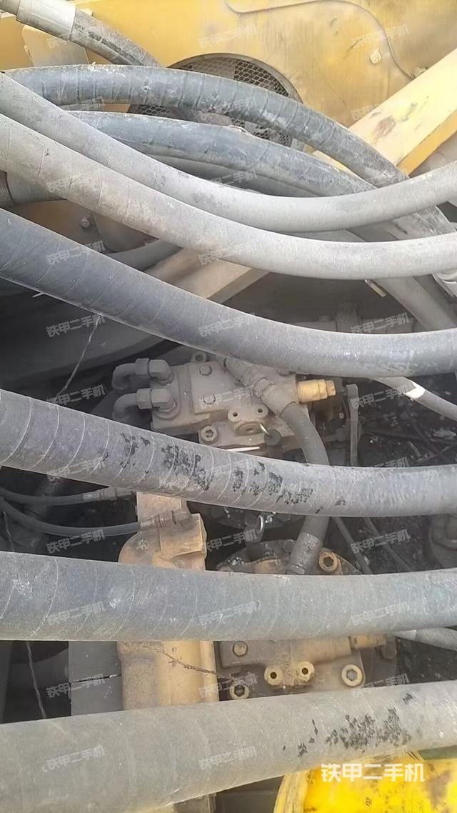 回转马达和主控阀（整机外观）