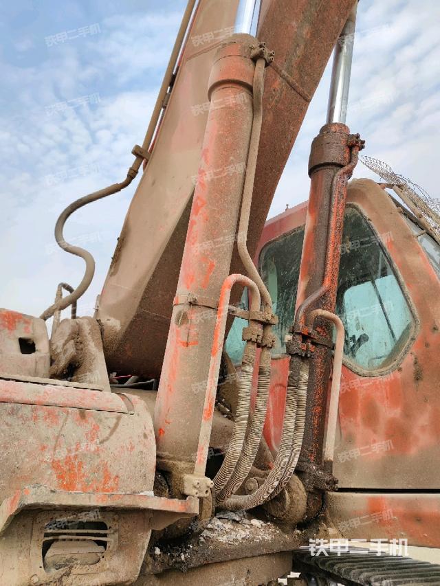 大臂油缸整体 竖拍（工作和回转装置）