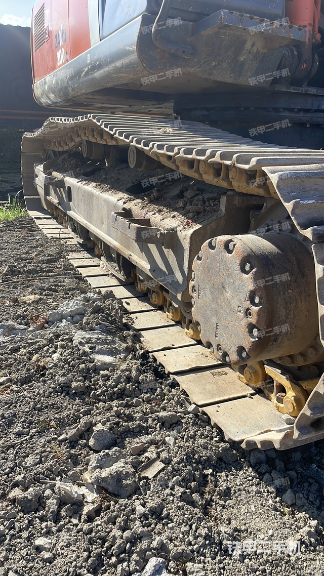 單側(cè)履帶整體(整機(jī)外觀) 單側(cè)履帶整體(整機(jī)外觀)