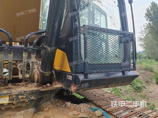 駕駛室整體(整機(jī)外觀) 駕駛室整體(整機(jī)外觀)