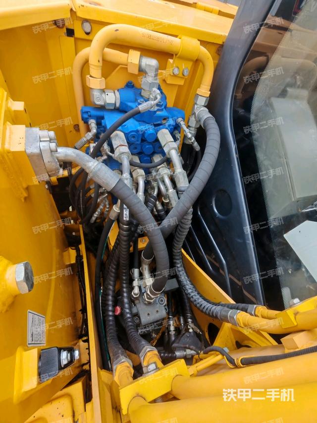 回轉(zhuǎn)馬達(dá)和主控閥（整機外觀）