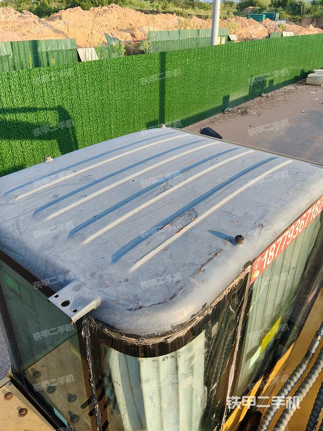 駕駛室頂部(整機(jī)外觀) 駕駛室頂部(整機(jī)外觀)