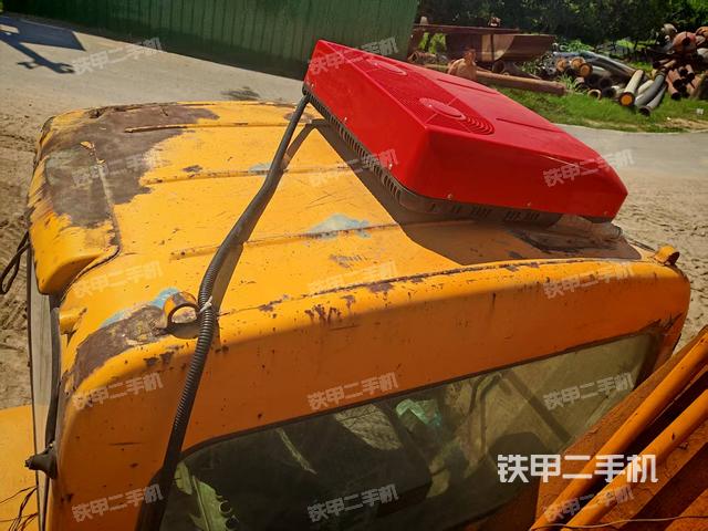 駕駛室頂部(整機(jī)外觀) 駕駛室頂部(整機(jī)外觀)