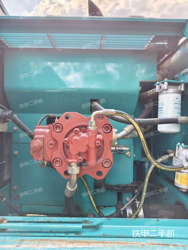 液壓泵艙室正面整體(整機外觀) 液壓泵艙室正面整體(整機外觀)