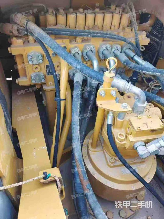 回转马达和主控阀（整机外观）