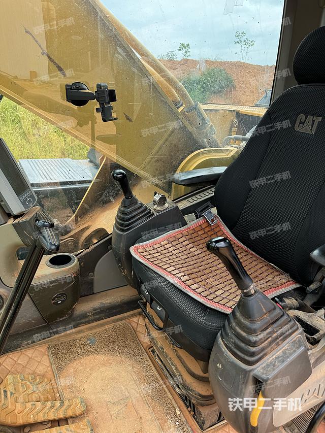 駕駛室整體(整機(jī)外觀) 駕駛室整體(整機(jī)外觀)