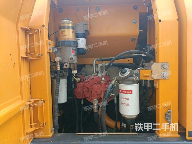 液压泵舱室正面整体（整机外观）