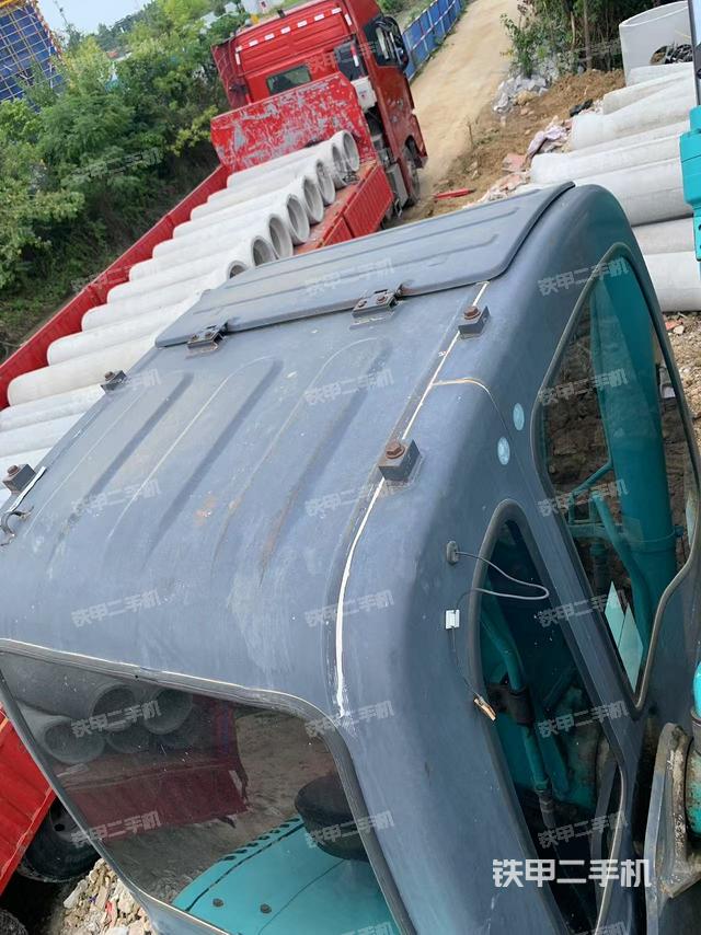 駕駛室頂部(整機(jī)外觀) 駕駛室頂部(整機(jī)外觀)