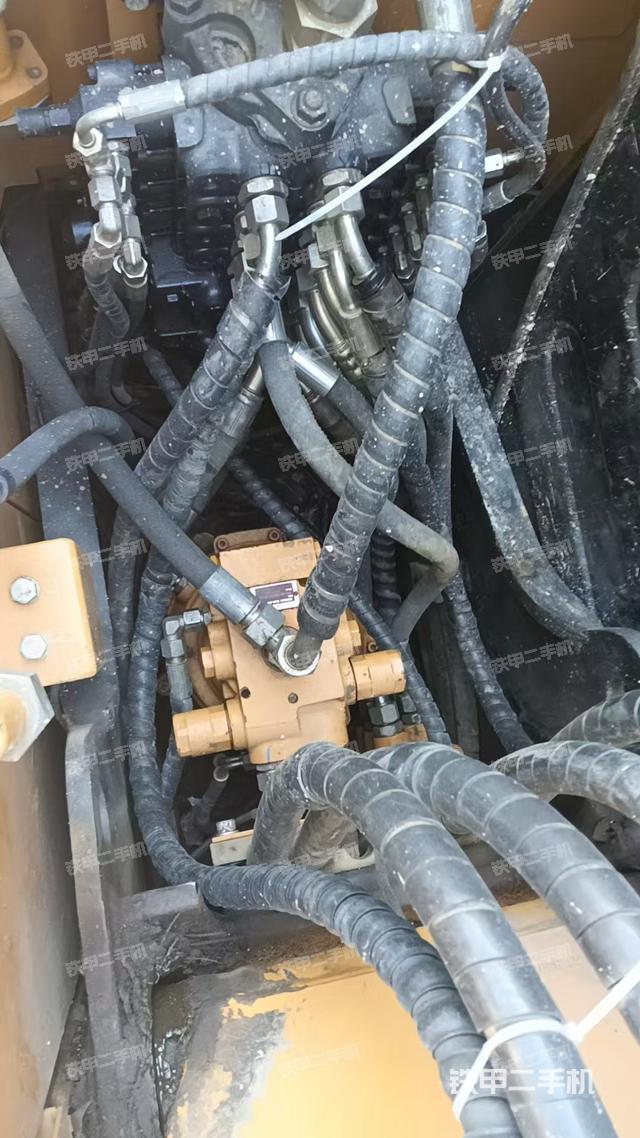 回转马达和主控阀（整机外观）