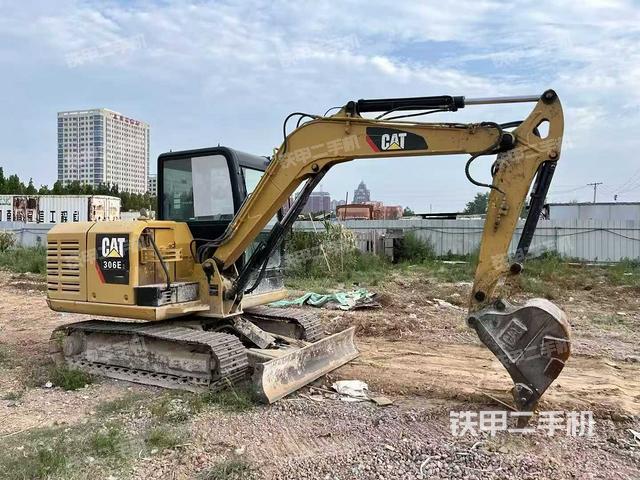 驾驶室顶部(整机外观) 驾驶室顶部(整机外观)