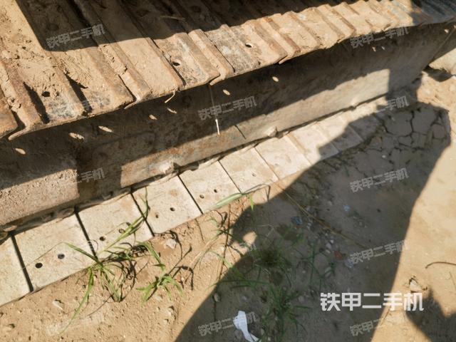 单侧履带整体(整机外观) 单侧履带整体(整机外观)