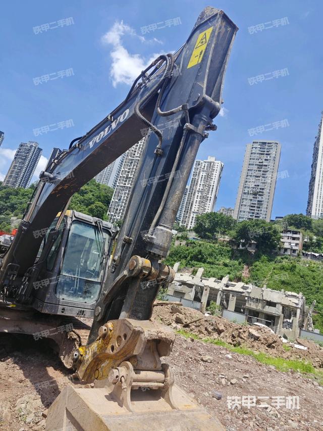 小臂整体右前(工作和回转装置) 小臂整体右前(工作和回转装置)