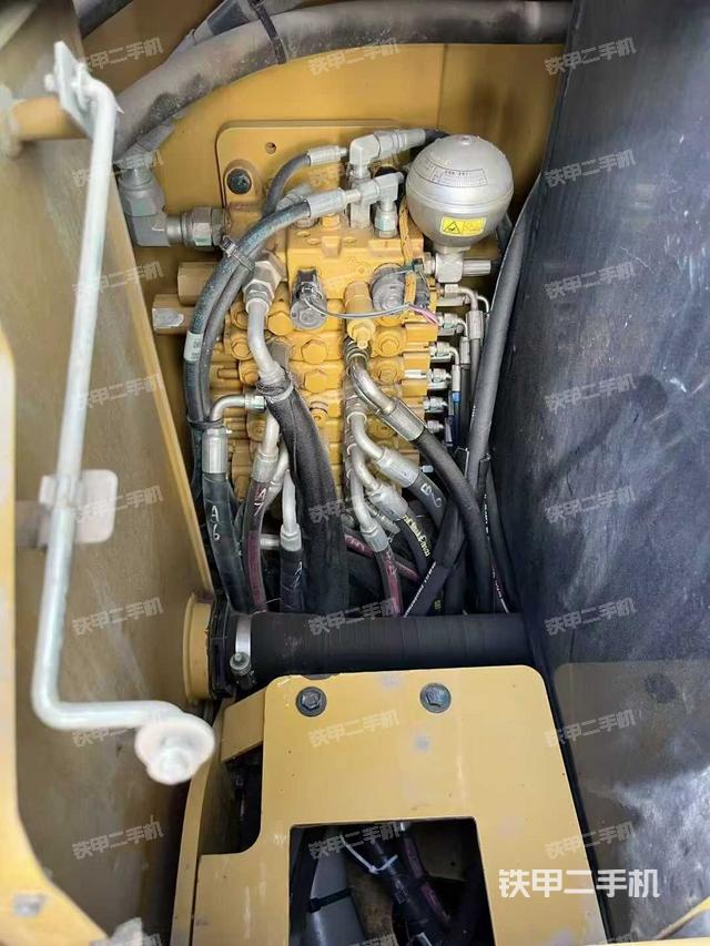 回转马达和主控阀(整机外观) 回转马达和主控阀(整机外观)