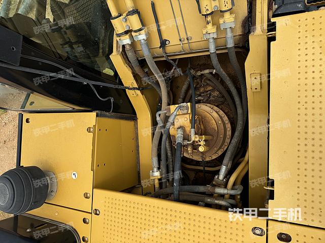 回轉(zhuǎn)馬達(dá)和主控閥(整機(jī)外觀) 回轉(zhuǎn)馬達(dá)和主控閥(整機(jī)外觀)