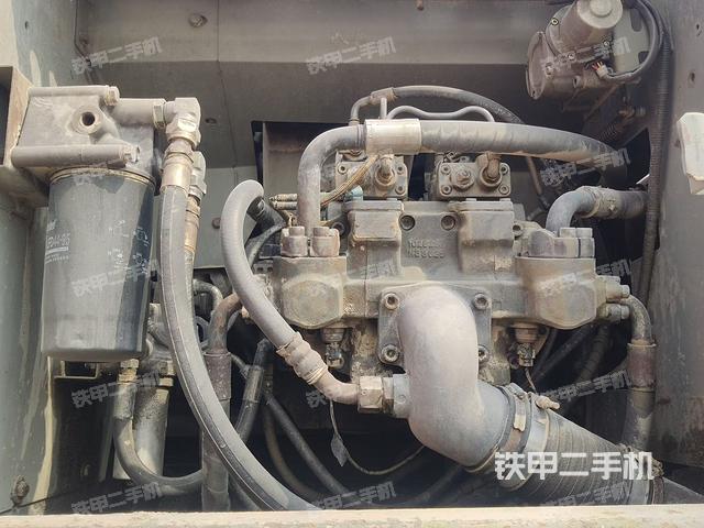 液压泵舱室正面整体（整机外观）