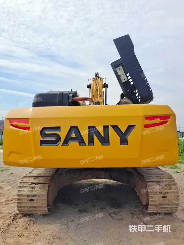 驾驶室顶部(整机外观) 驾驶室顶部(整机外观)