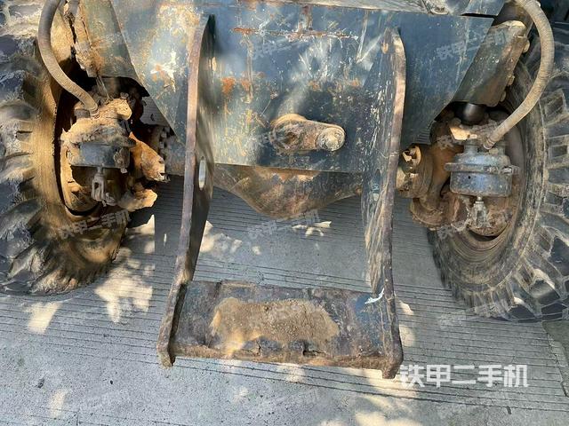 右驱动轮（行走机构）