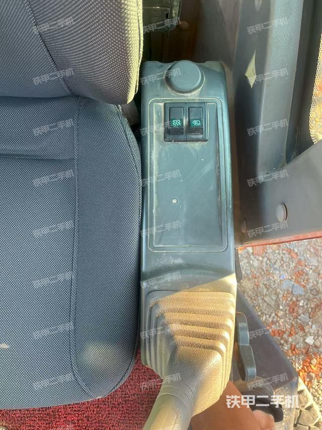 座椅左侧控制台/音响/含左手柄（驾驶室部分）