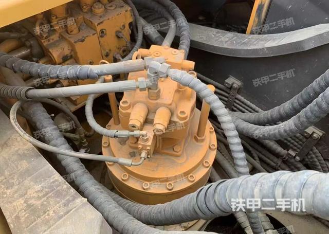 回轉(zhuǎn)馬達(dá)和主控閥（整機(jī)外觀）