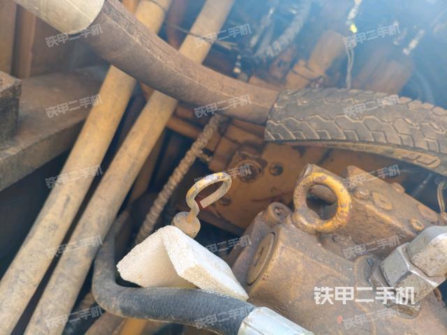 回转马达和主控阀(整机外观) 回转马达和主控阀(整机外观)