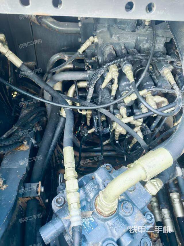 回轉(zhuǎn)馬達(dá)和主控閥（整機(jī)外觀）