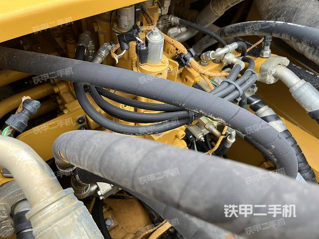 回转马达和主控阀(整机外观) 回转马达和主控阀(整机外观)