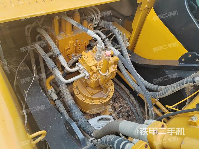 回轉(zhuǎn)馬達(dá)和主控閥(整機(jī)外觀) 回轉(zhuǎn)馬達(dá)和主控閥(整機(jī)外觀)