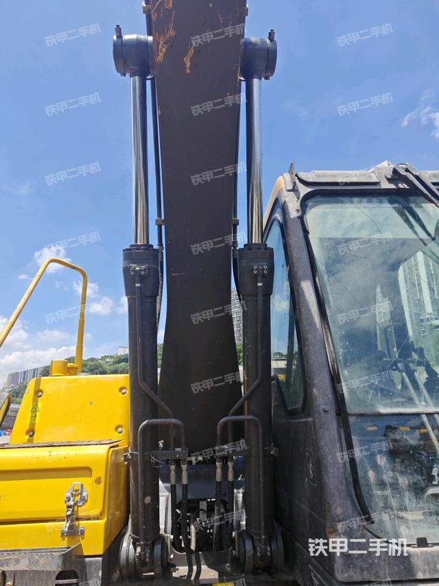 大臂油缸整体 竖拍(工作和回转装置) 大臂油缸整体 竖拍(工作和回转装置)