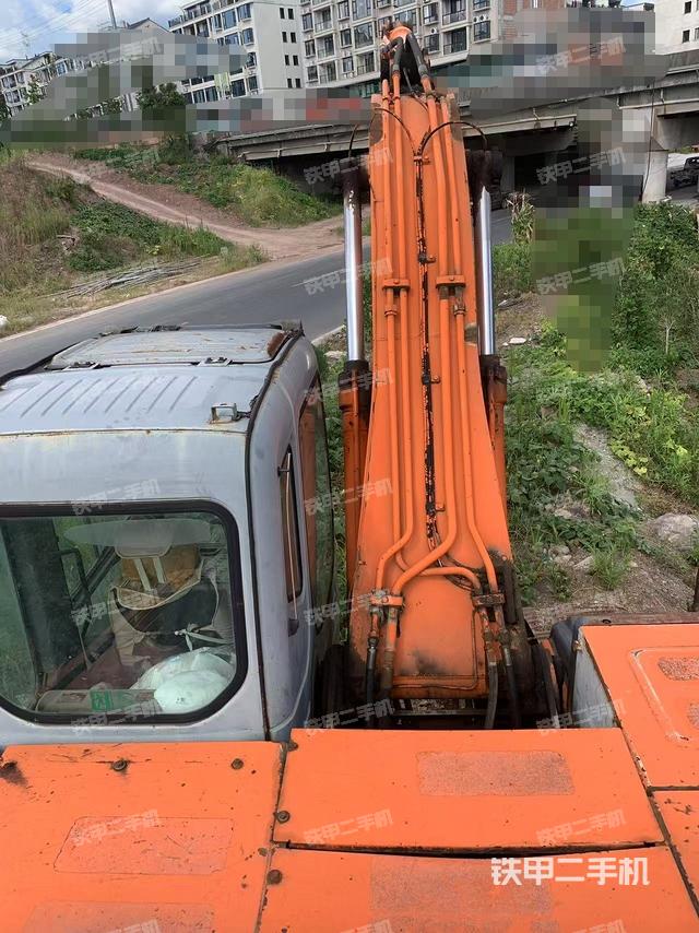 驾驶室顶部(整机外观) 驾驶室顶部(整机外观)