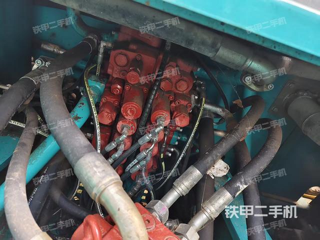 回轉馬達和主控閥(整機外觀) 回轉馬達和主控閥(整機外觀)