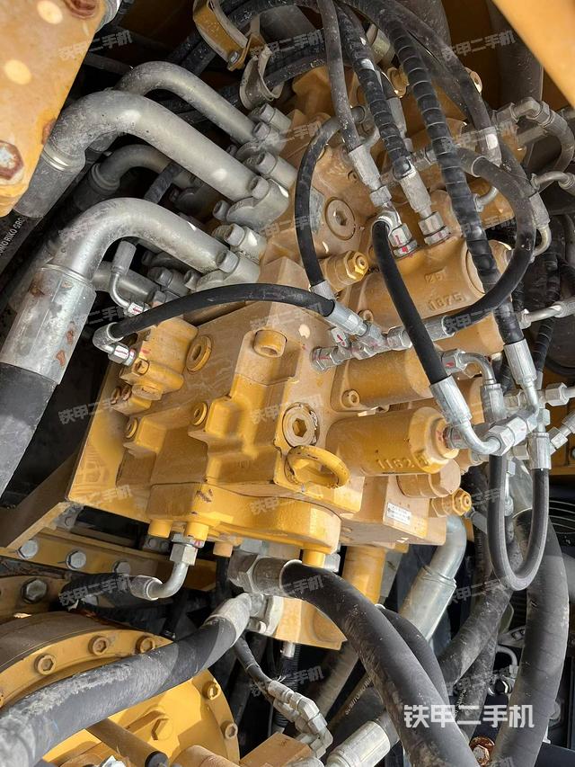 回轉(zhuǎn)馬達(dá)和主控閥（整機外觀）