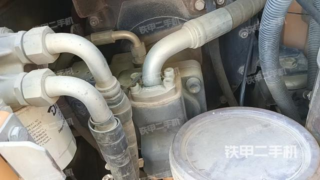 液压泵舱室正面整体（整机外观）