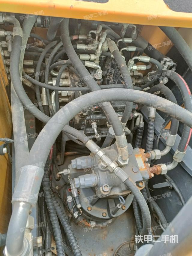 回转马达和主控阀（整机外观）