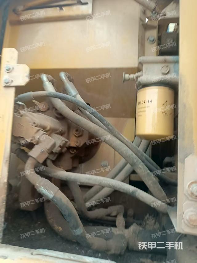 回转马达和主控阀(整机外观) 回转马达和主控阀(整机外观)